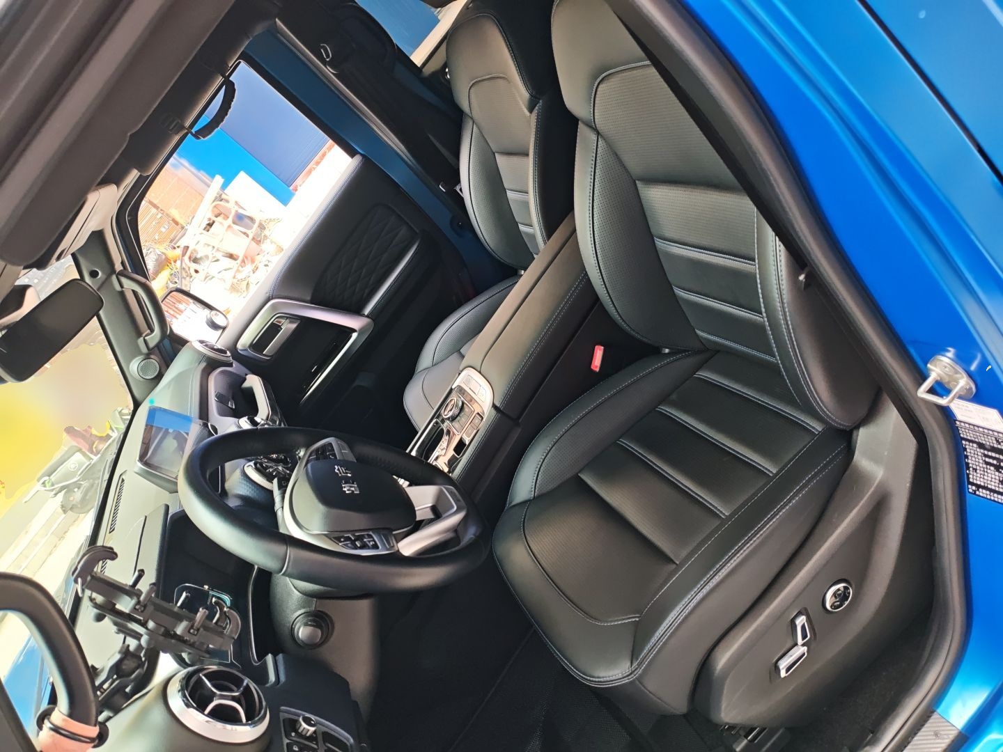 المقاعد الأمامية داخل السيارة