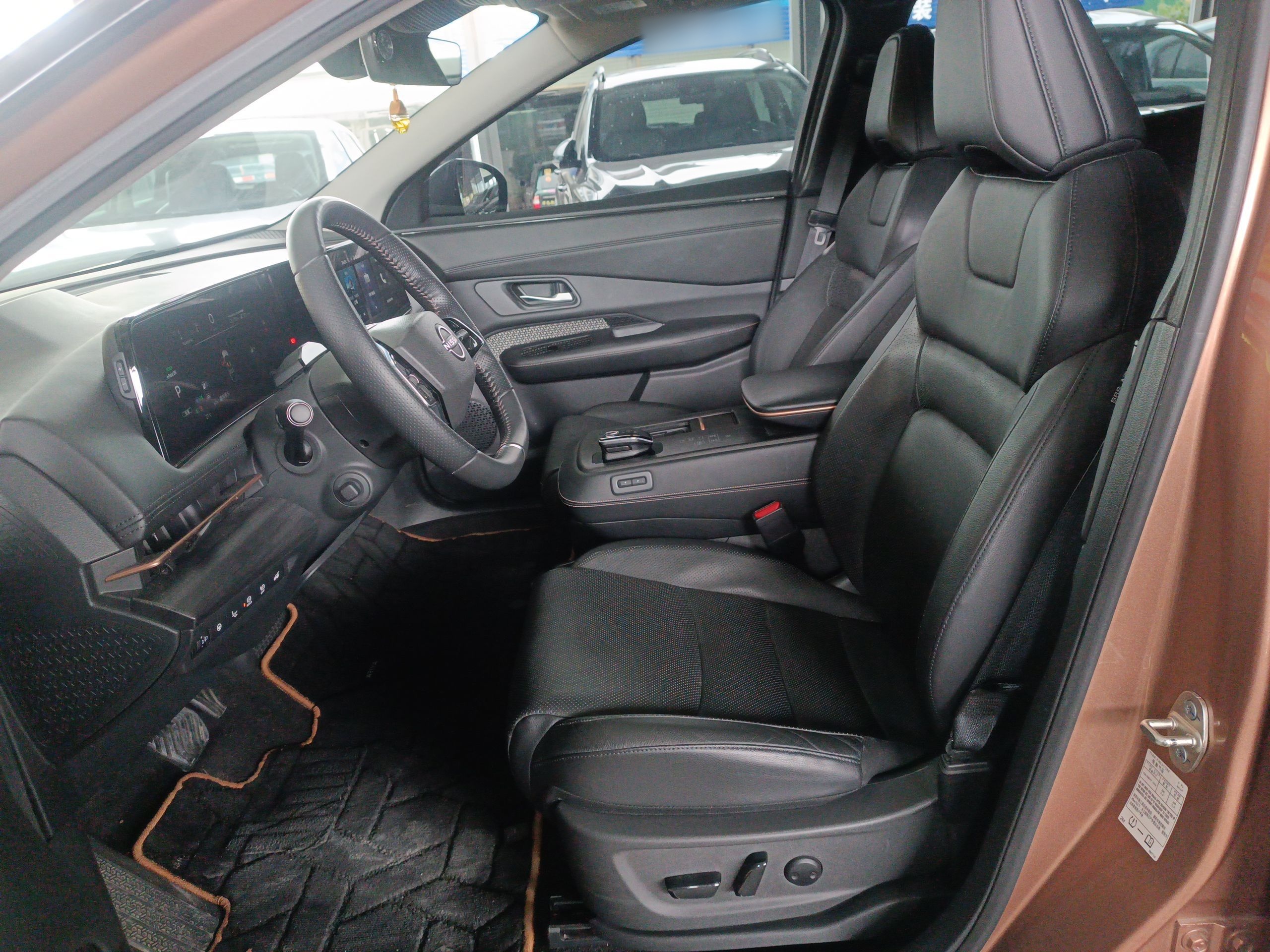 المقاعد الأمامية داخل السيارة