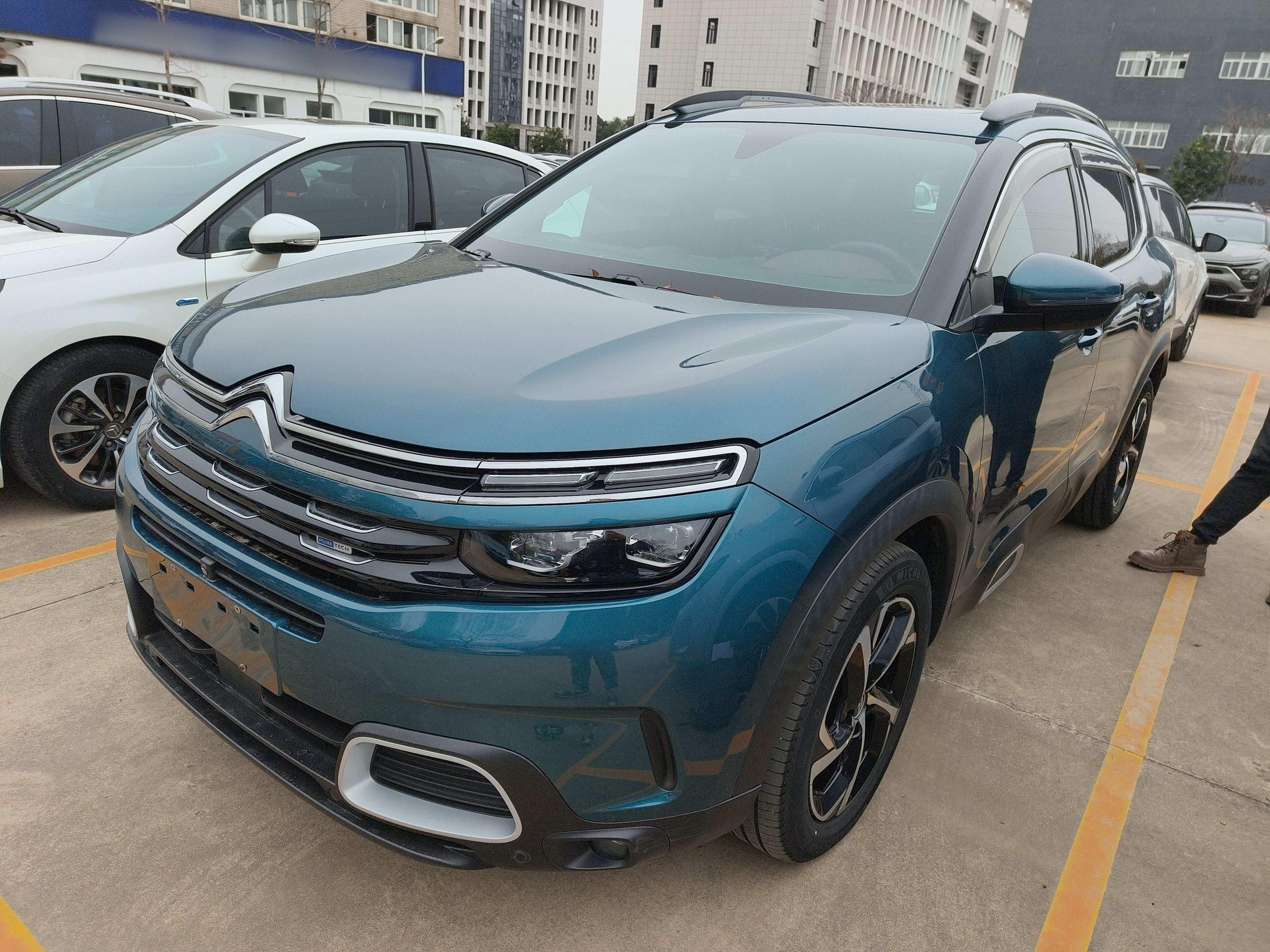 Под передней частью автомобиля