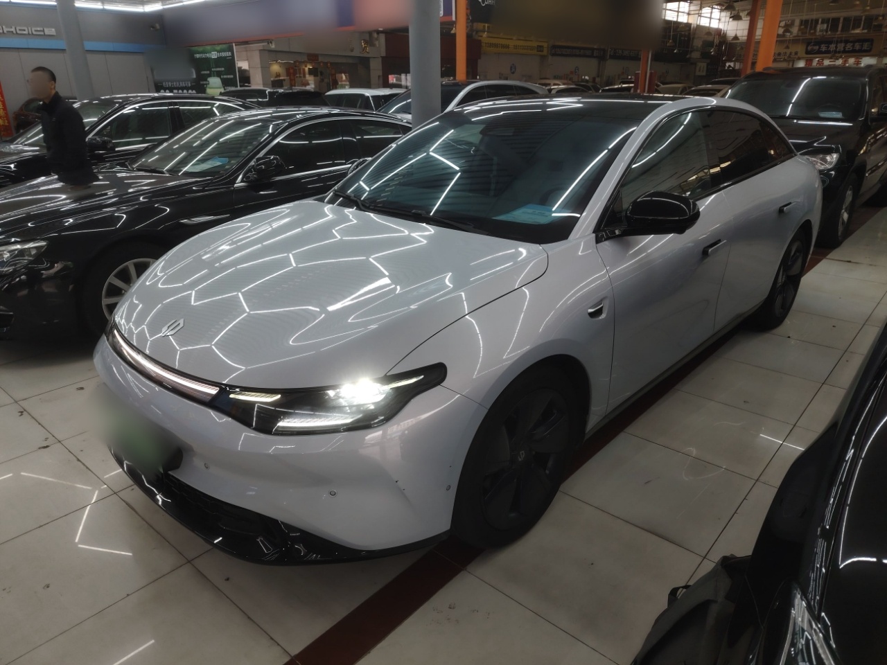 تحت مقدمة السيارة