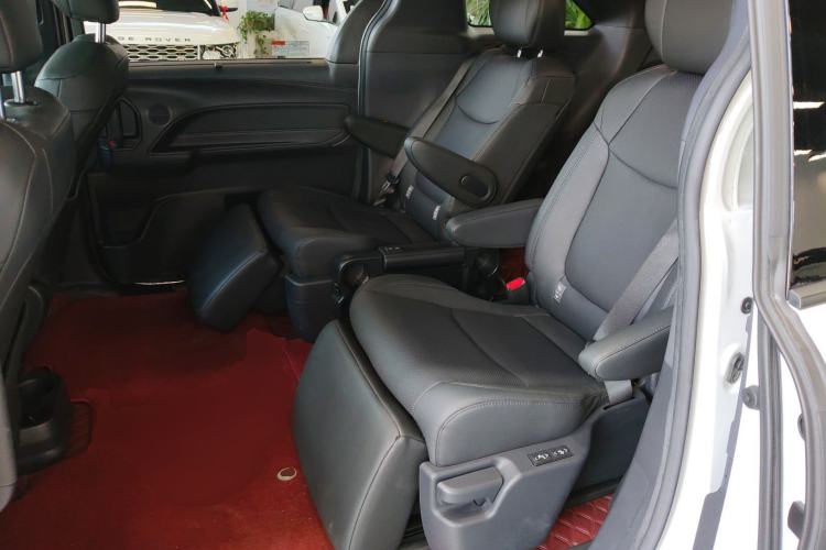 Used Toyota Sienna 2023 2.5L Hybrid Deluxe Edition
