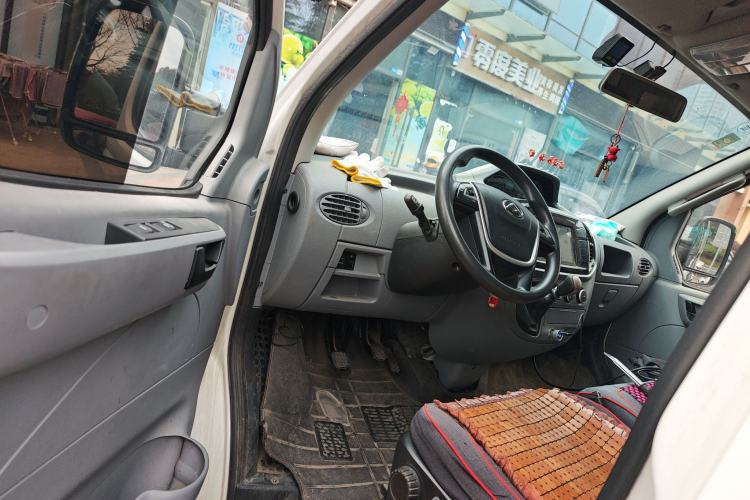 Used SAIC MAXUS Xintu V80 2019 2.5T Classic Edition 6-Speed Manual – Aoyuntong Modified Version Short Wheelbase Mid-Height Roof 5/6 Seats
