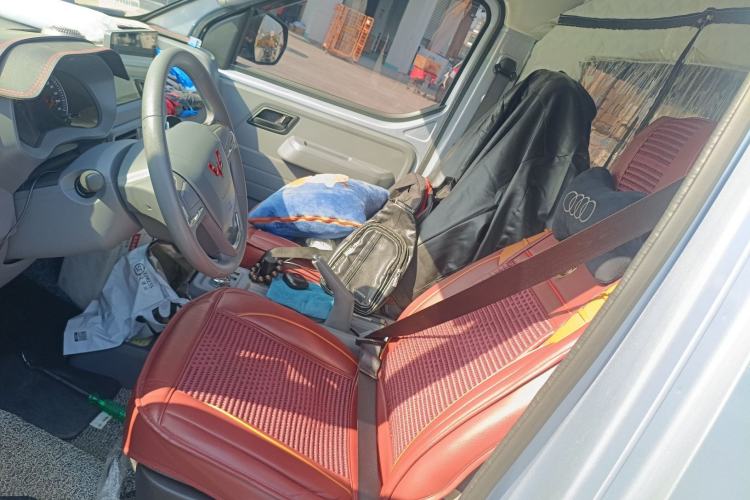 Used Wuling Yangguang 2024 300KM Comfort Version Passenger Van 75kW
