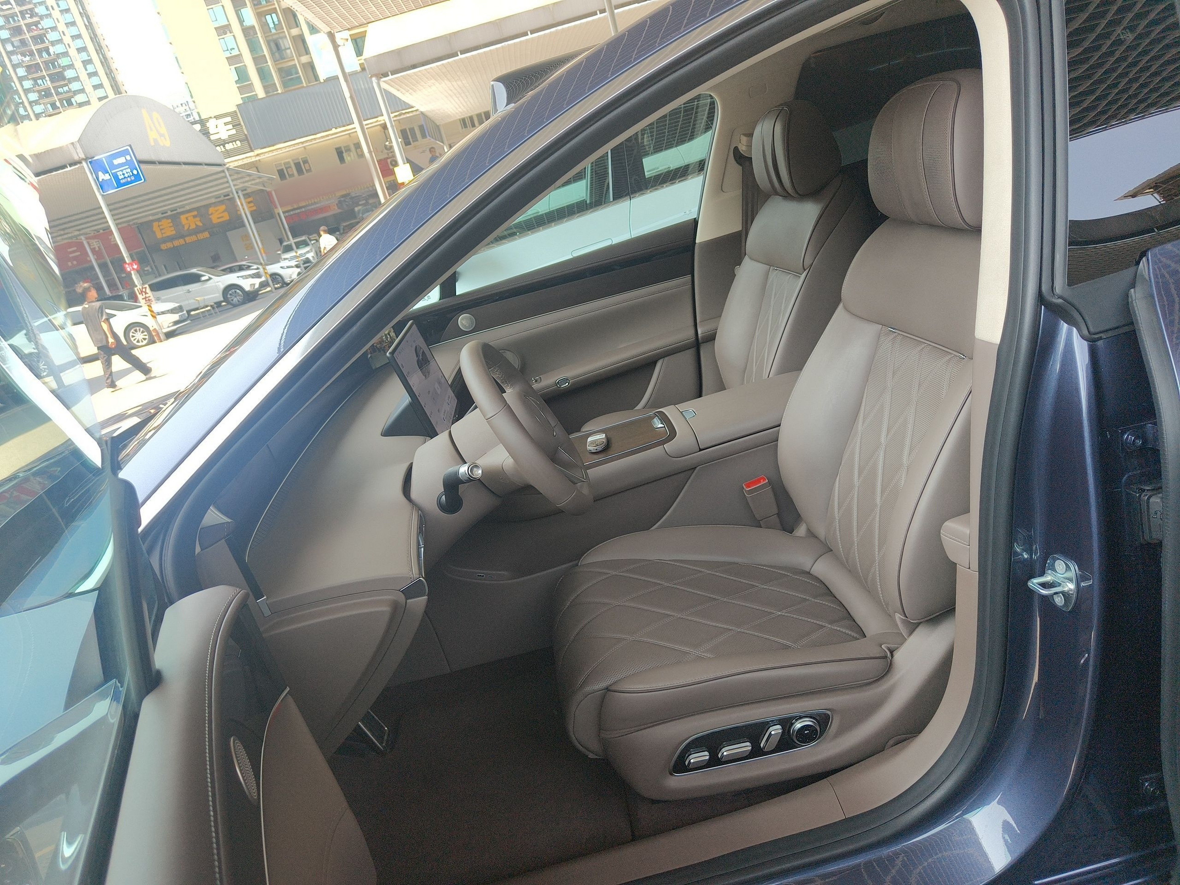 Переднее сиденье в автомобиле