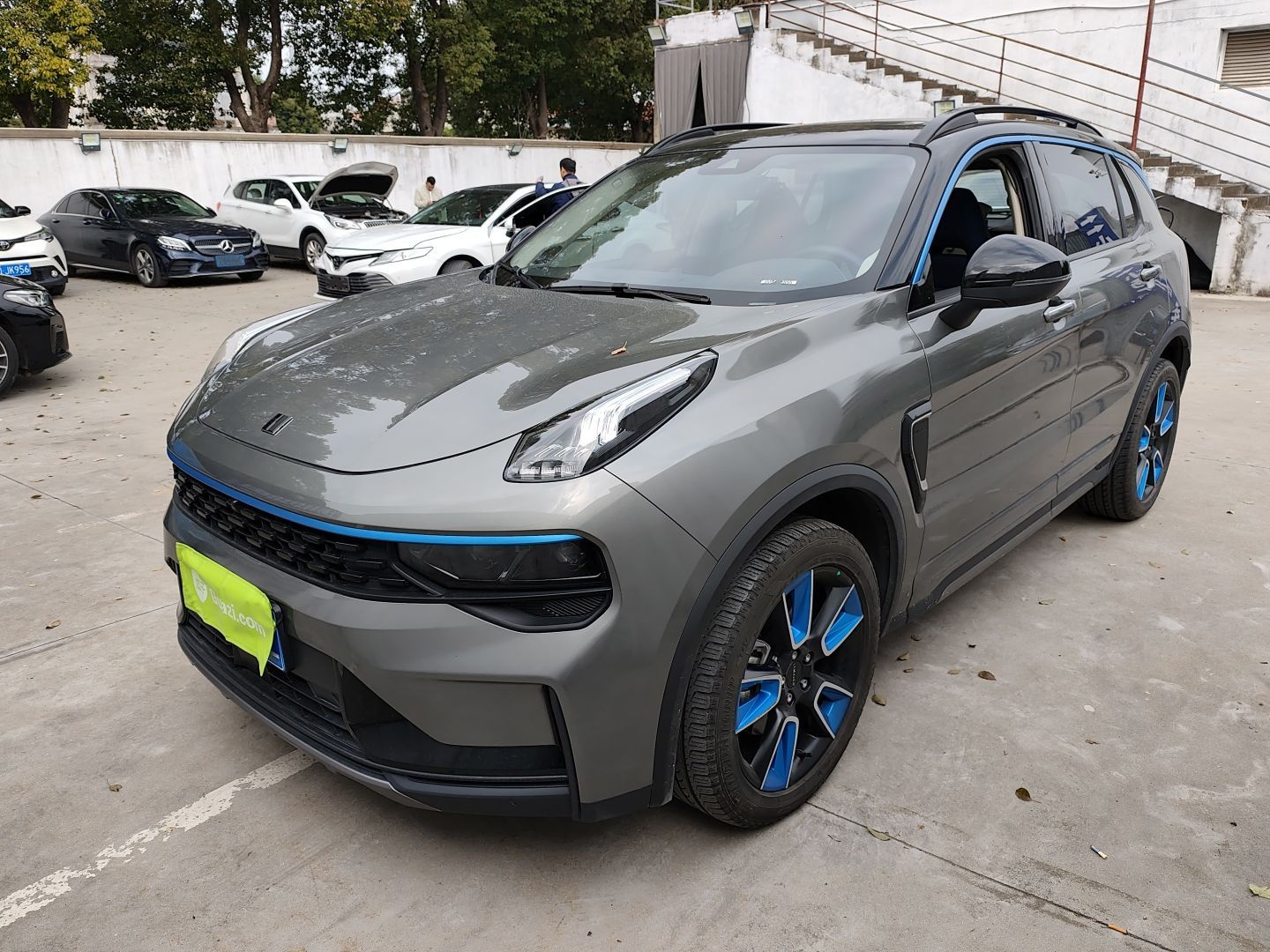 Под передней частью автомобиля