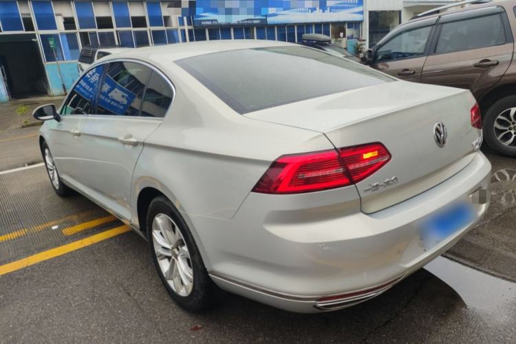 Used Volkswagen Magotan 2017 330TSI DSG Luxury Model Rear Left 45 Deg