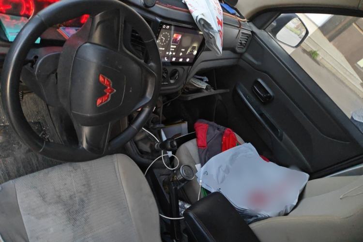 Used Wuling Hongguang V 2022 1.5L Jingqu Edition Enclosed-Window Vehicle with Hydraulic Power Steering LAR