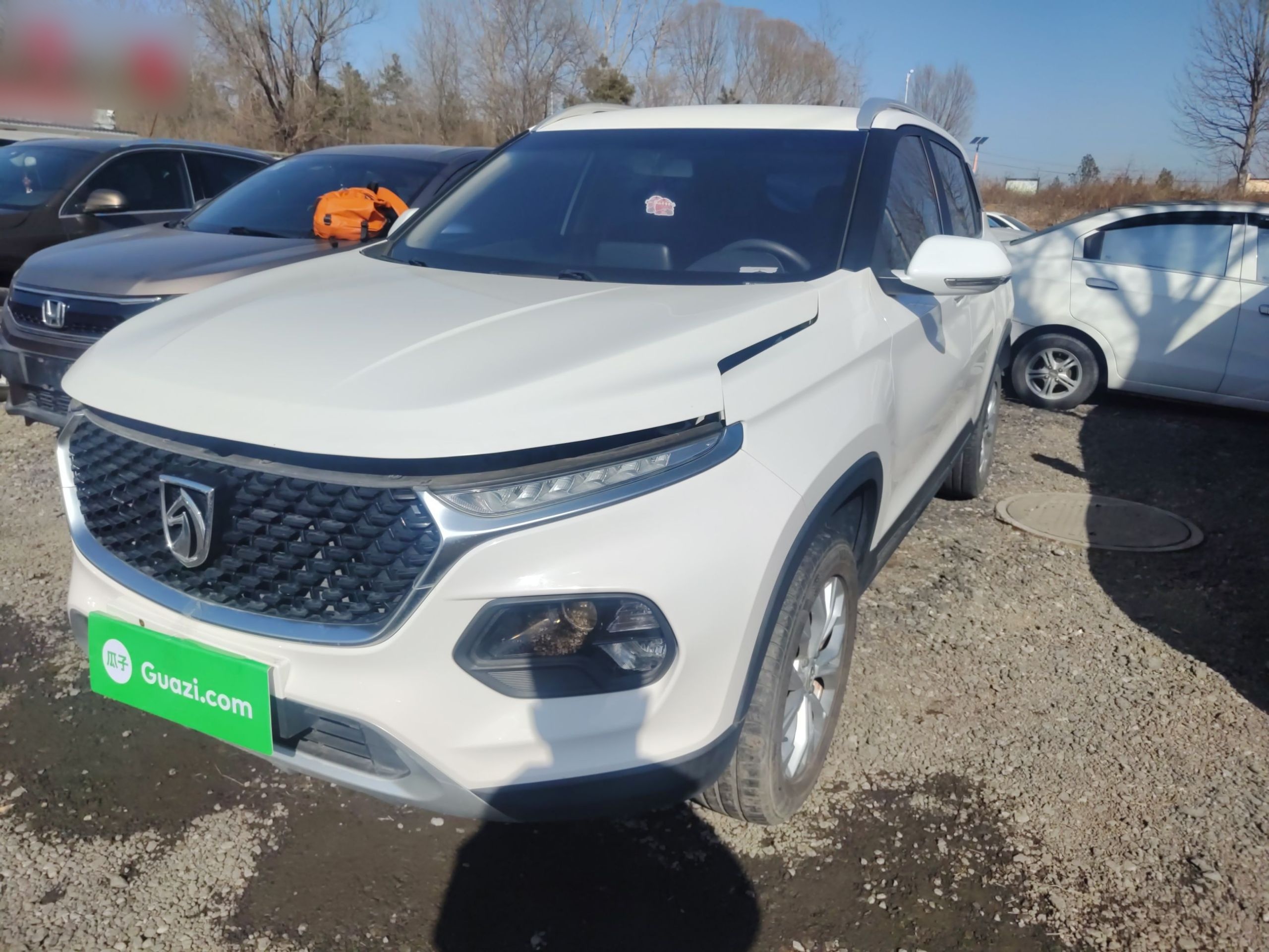 تحت مقدمة السيارة