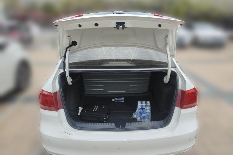 Used Volkswagen Santana 2013 1.6L Automatic Fashion Edition Trunk