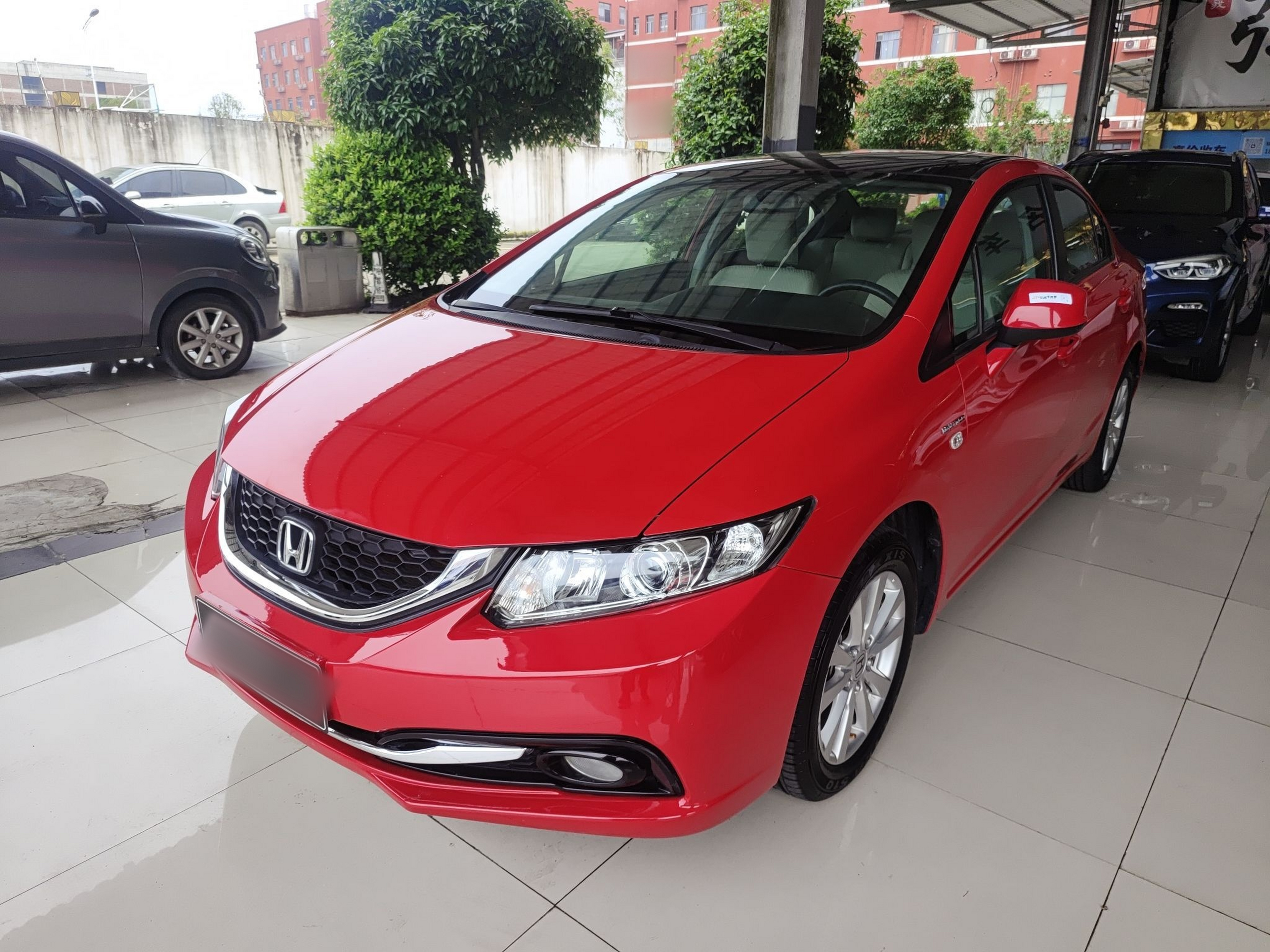 تحت مقدمة السيارة