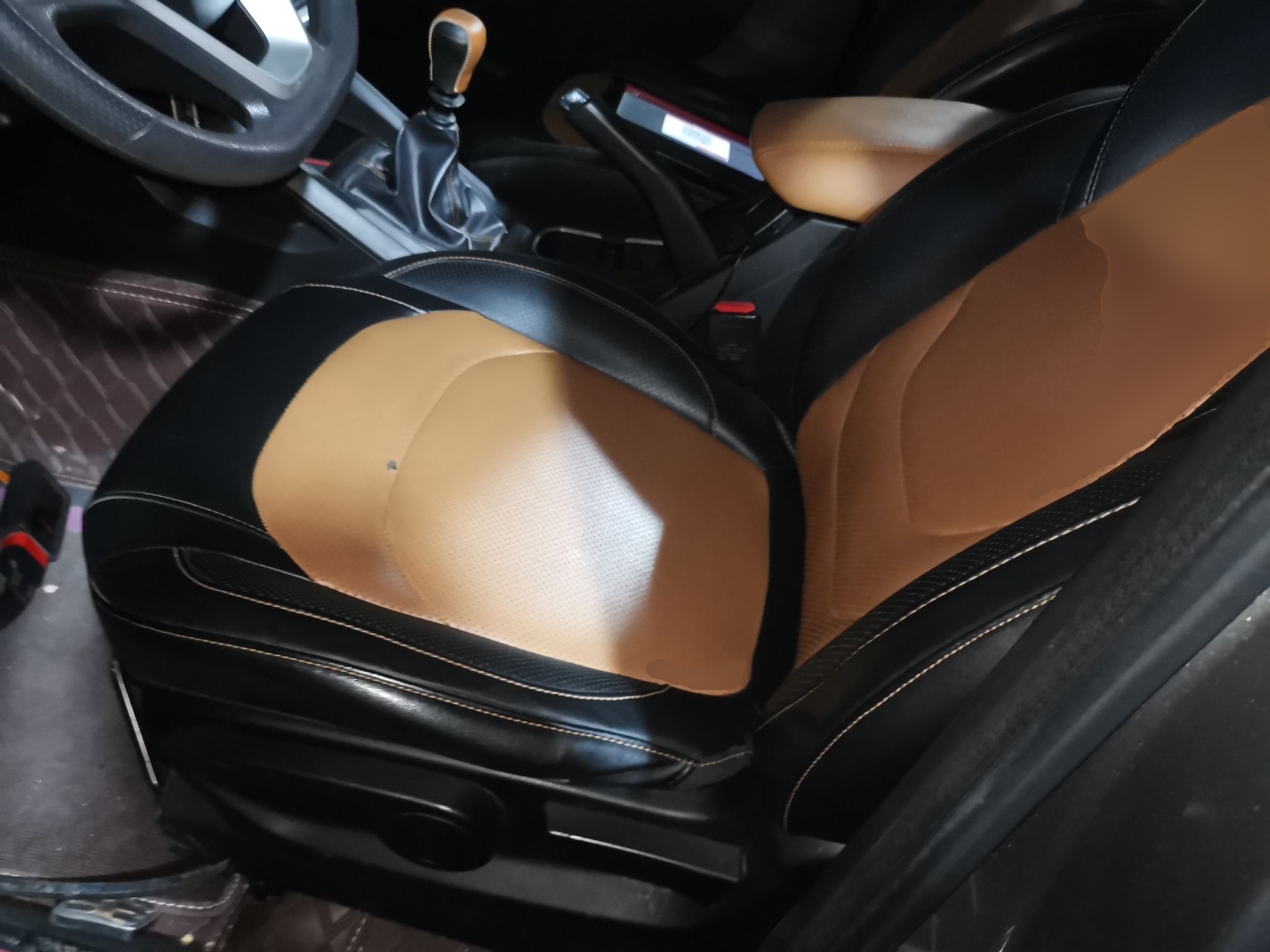 المقاعد الأمامية داخل السيارة