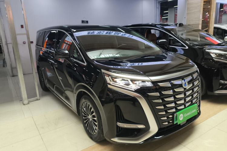 Used Denza D9 2024 DM-i 1050 Luxury Model Front Right 45 Deg