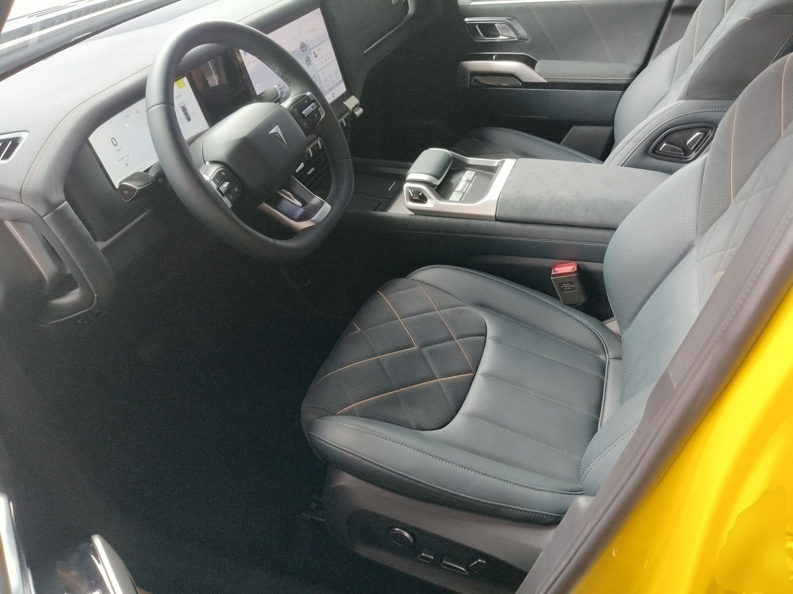 المقاعد الأمامية داخل السيارة