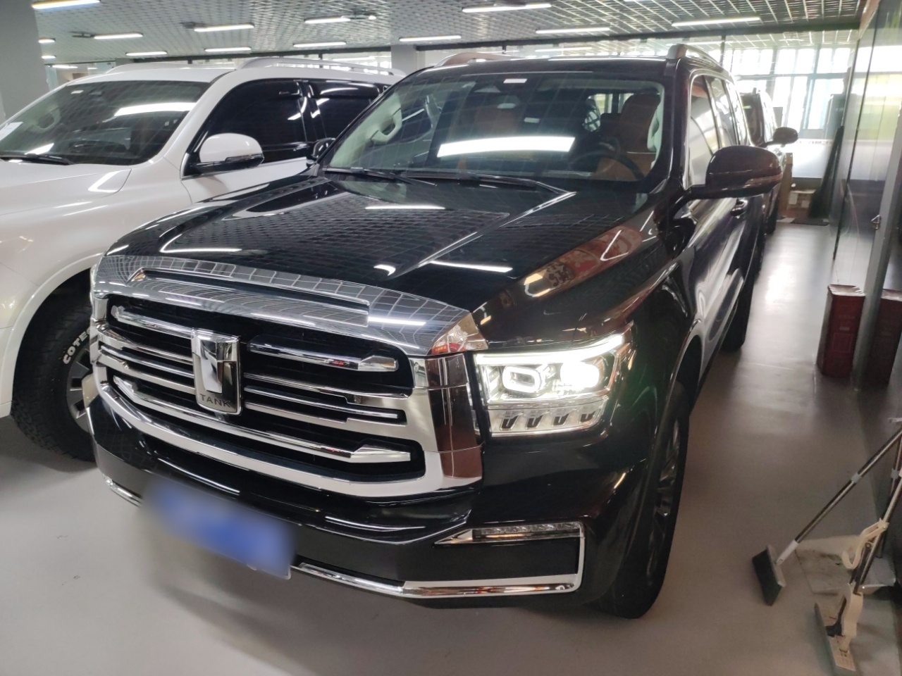 تحت مقدمة السيارة