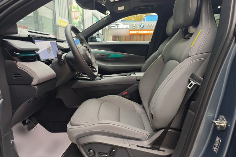 Used Lynk & Co 08 EM-P 2025 220 km All-Wheel-Drive Performance Halo