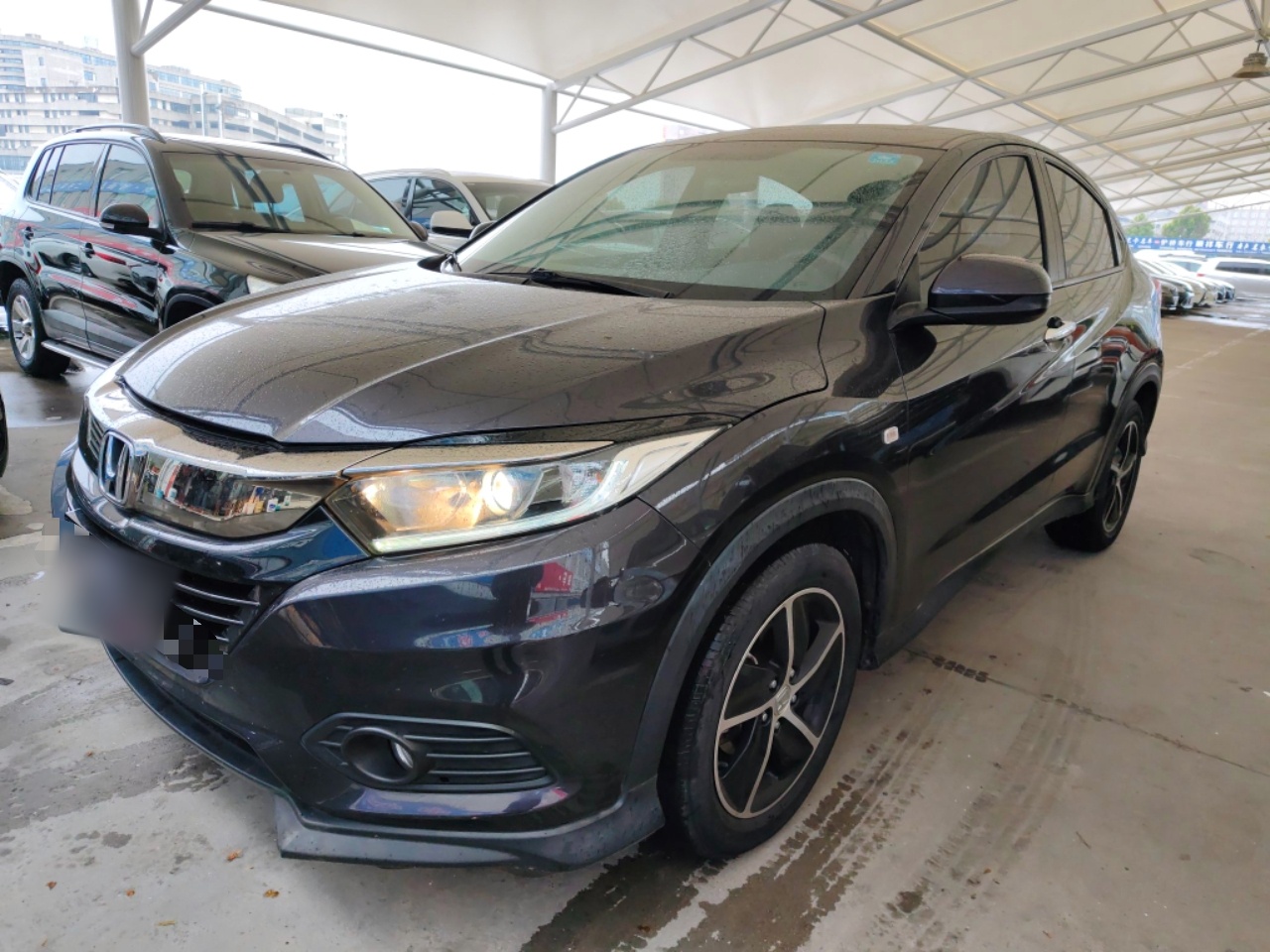 Под передней частью автомобиля