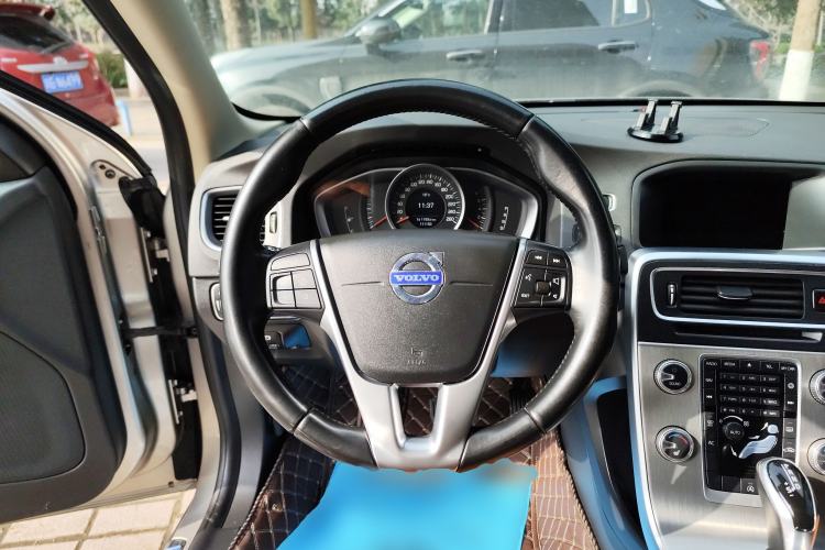 Used Volvo S60 2014 S60L 2.0T Zhiyuan Edition
