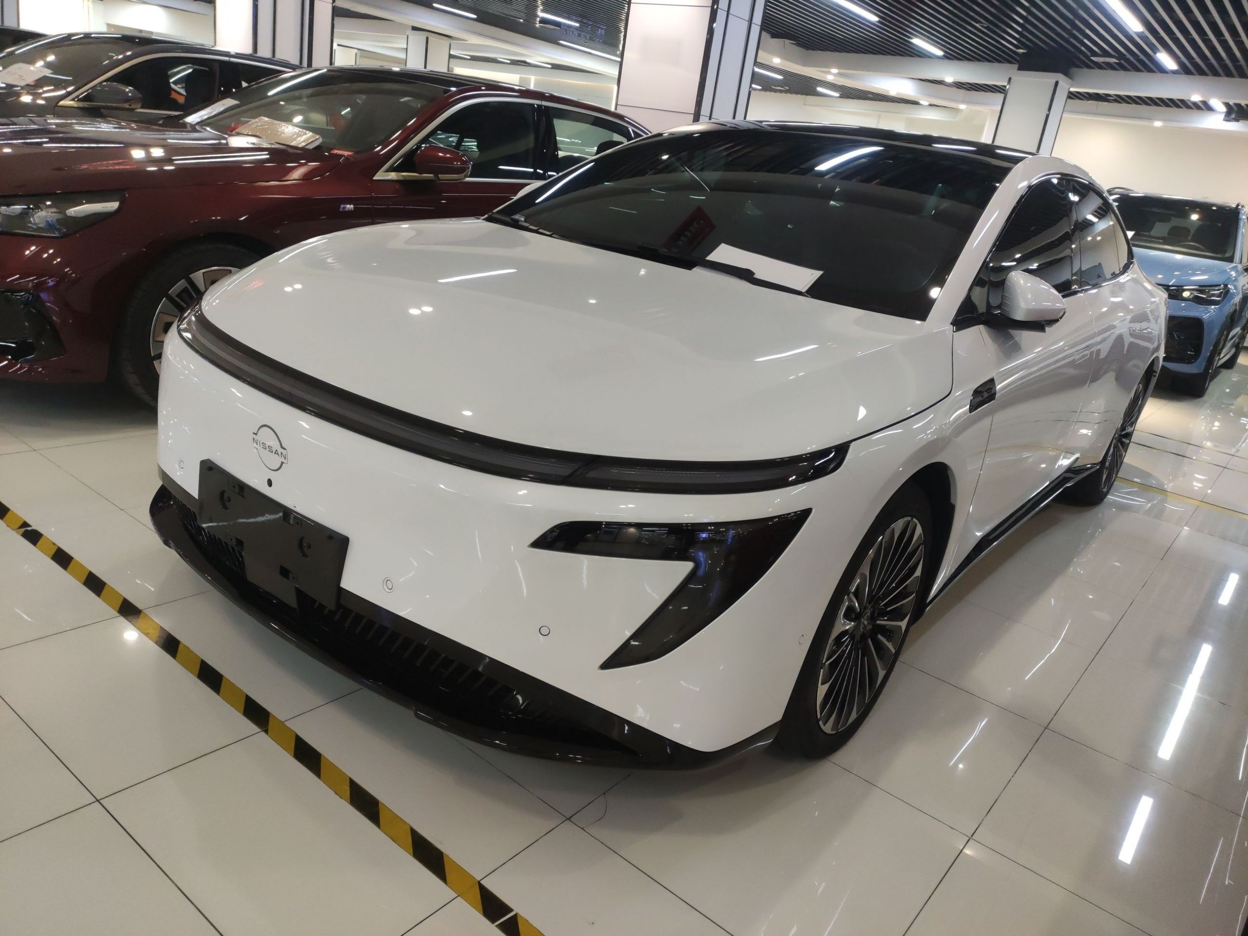 تحت مقدمة السيارة