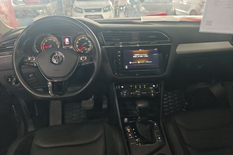 Used Volkswagen Tiguan L 2019 Updated Version 330TSI Automatic Two-Wheel Drive Panoramic Comfort Edition China VI Standard Center Console