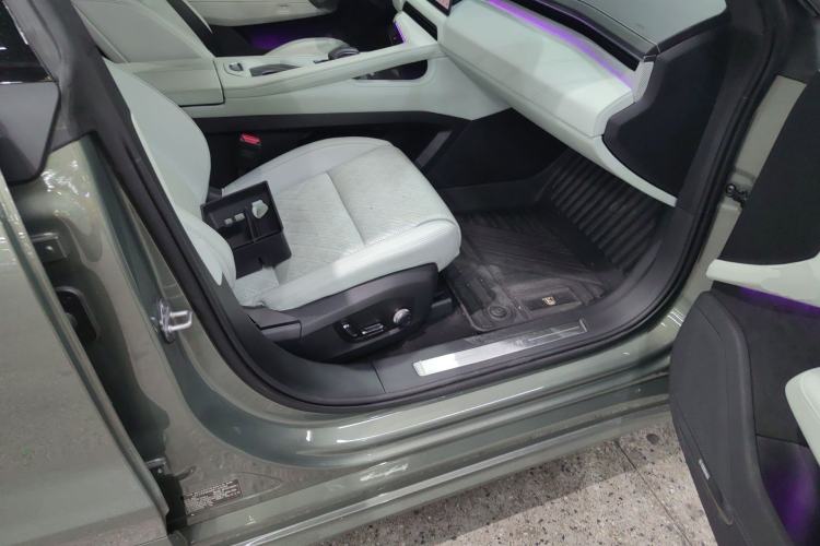 Used Zeekr 001 2024 WE Edition 95 kWh All-Wheel Drive Right Front Seat