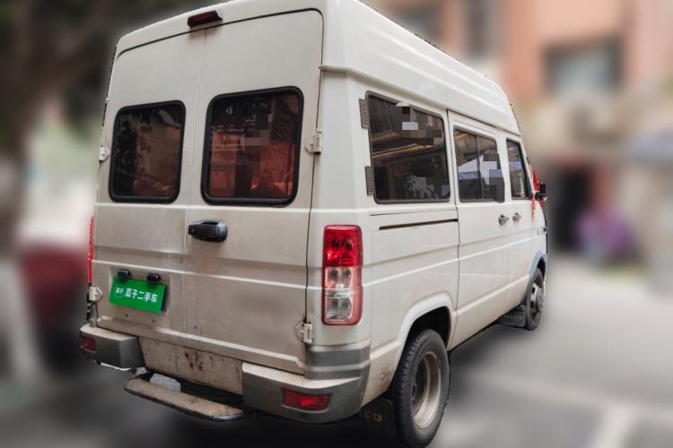 Used Iveco Daily 2020 2.5T A35 Passenger Van with Dual Tires Mid-Roof Design 5-9 Seater Side-Sliding Door China V Emission Standard