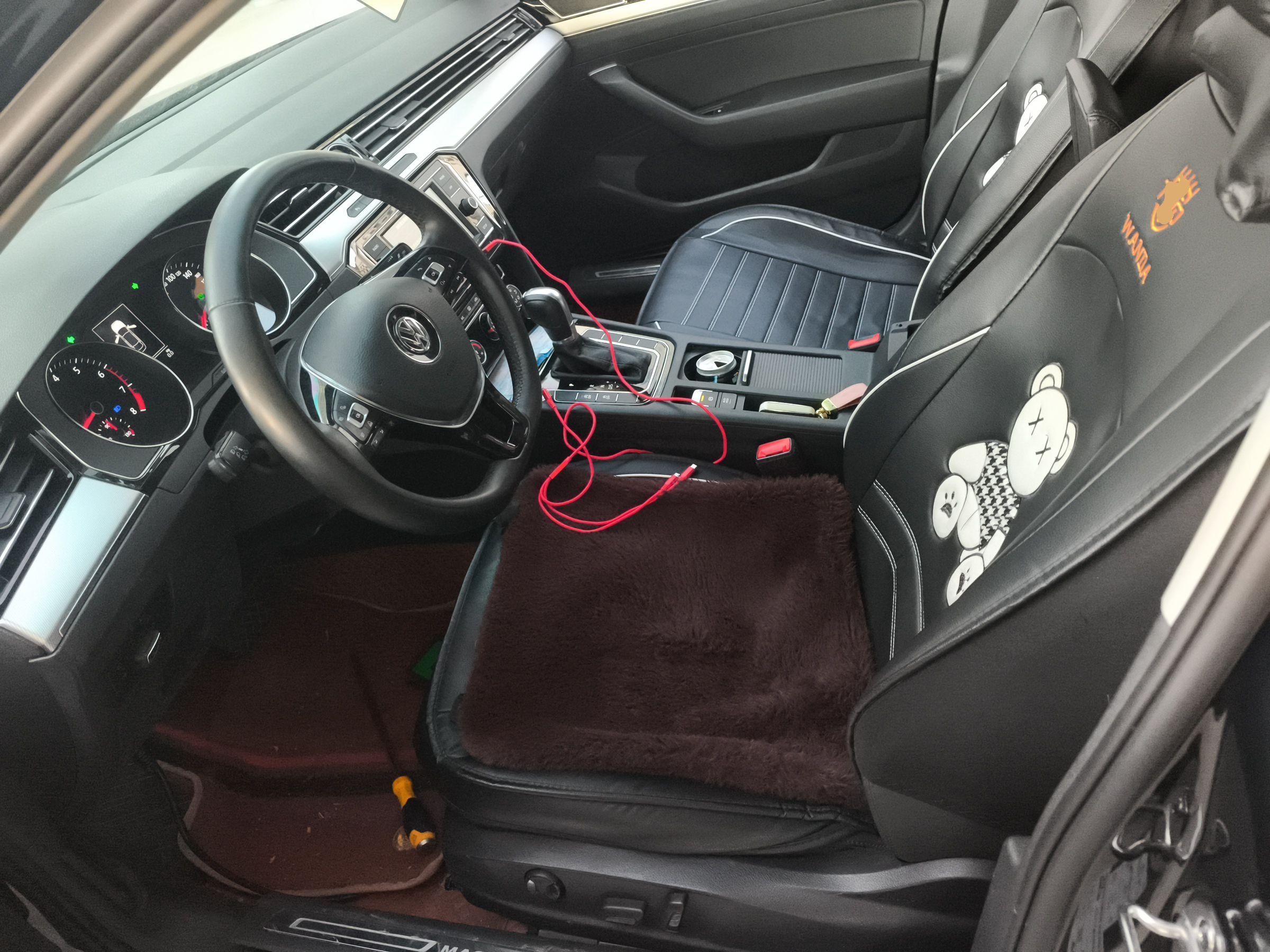 المقاعد الأمامية داخل السيارة