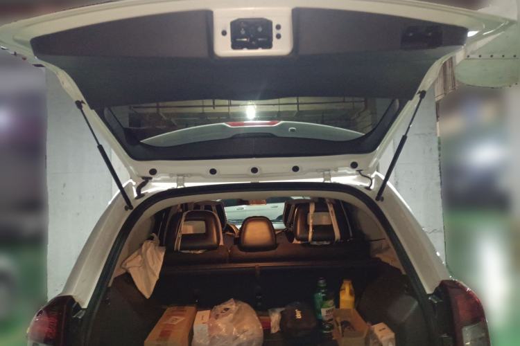 Used Jeep Compass 2011 2.4L four-wheel drive Comfort version Trunk