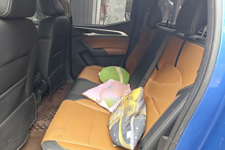 Used SAIC MAXUS T70 2021 2.0T Diesel Manual Two-Wheel Drive Entry-Level Version with Long Bed and High Ground Clearance
