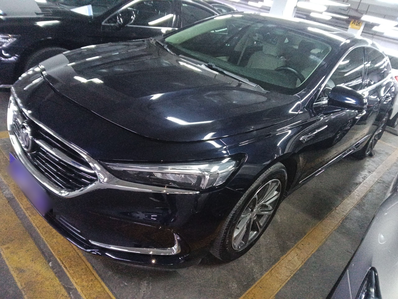 Под передней частью автомобиля