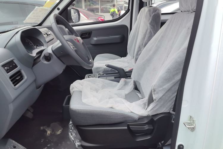 Used Wuling Yangguang 2024 300KM Comfort Version Passenger Van 75kW