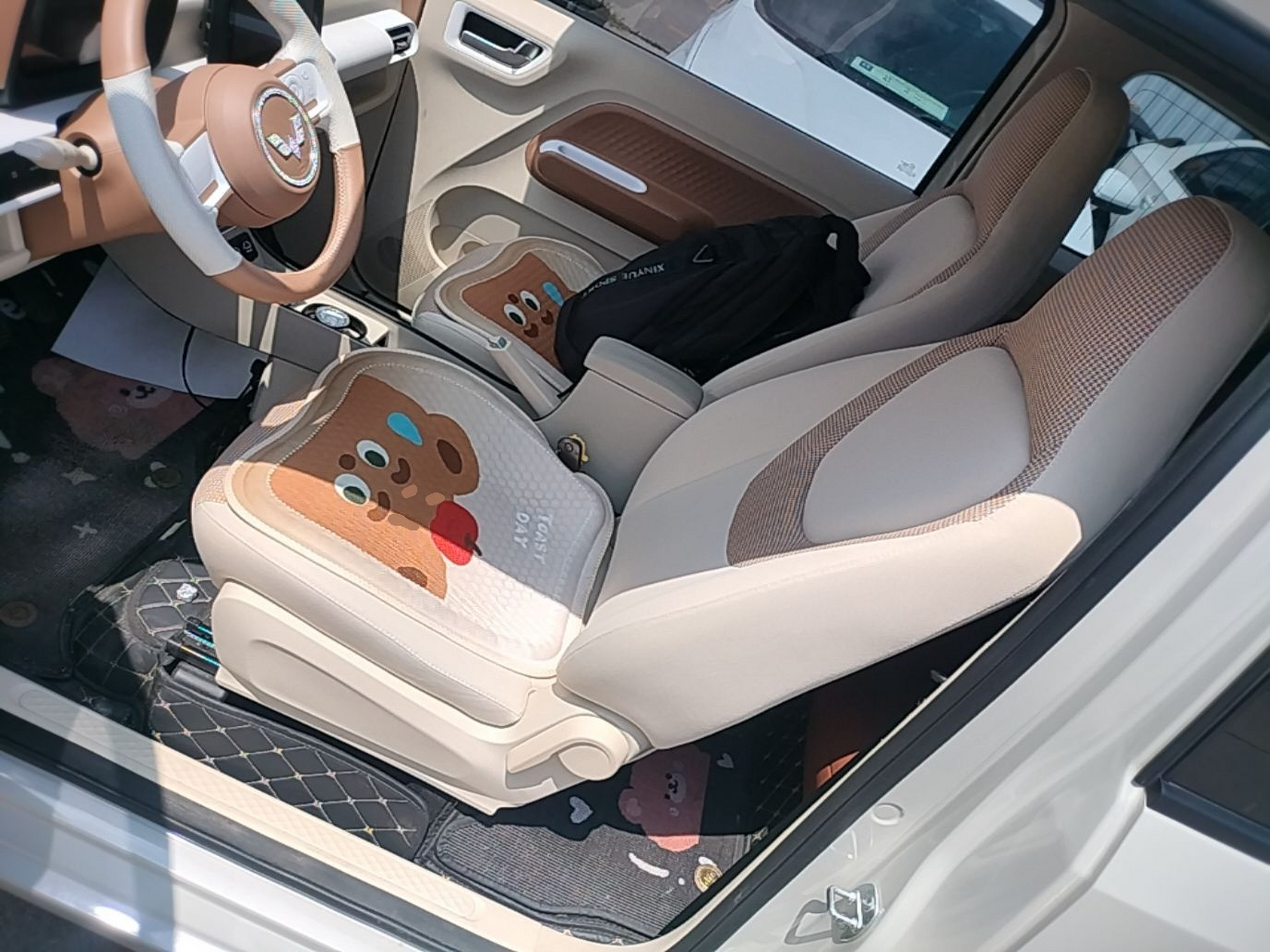 المقاعد الأمامية داخل السيارة