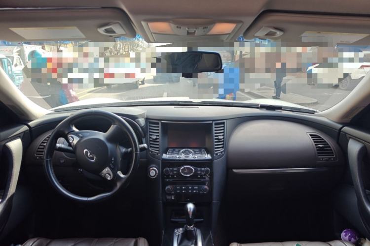 Used Infiniti QX70  Center Console
