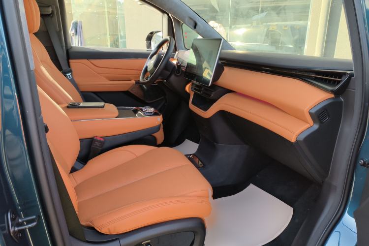 Used Geely Galaxy LEVC L380 2024 140-Degree 6-Seater All-Wheel-Drive Ultra