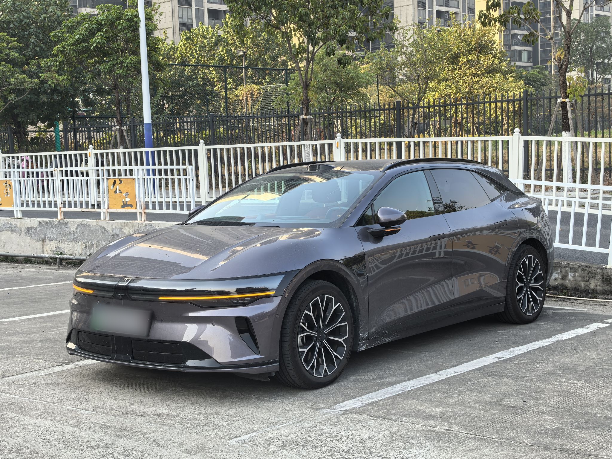 Под передней частью автомобиля