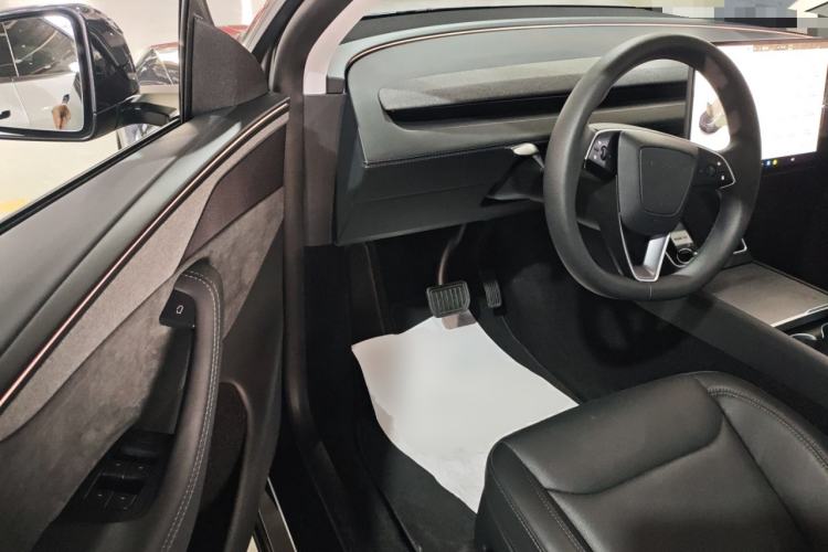 Used Tesla Model Y 2025 Long-Range All-Wheel-Drive Version
