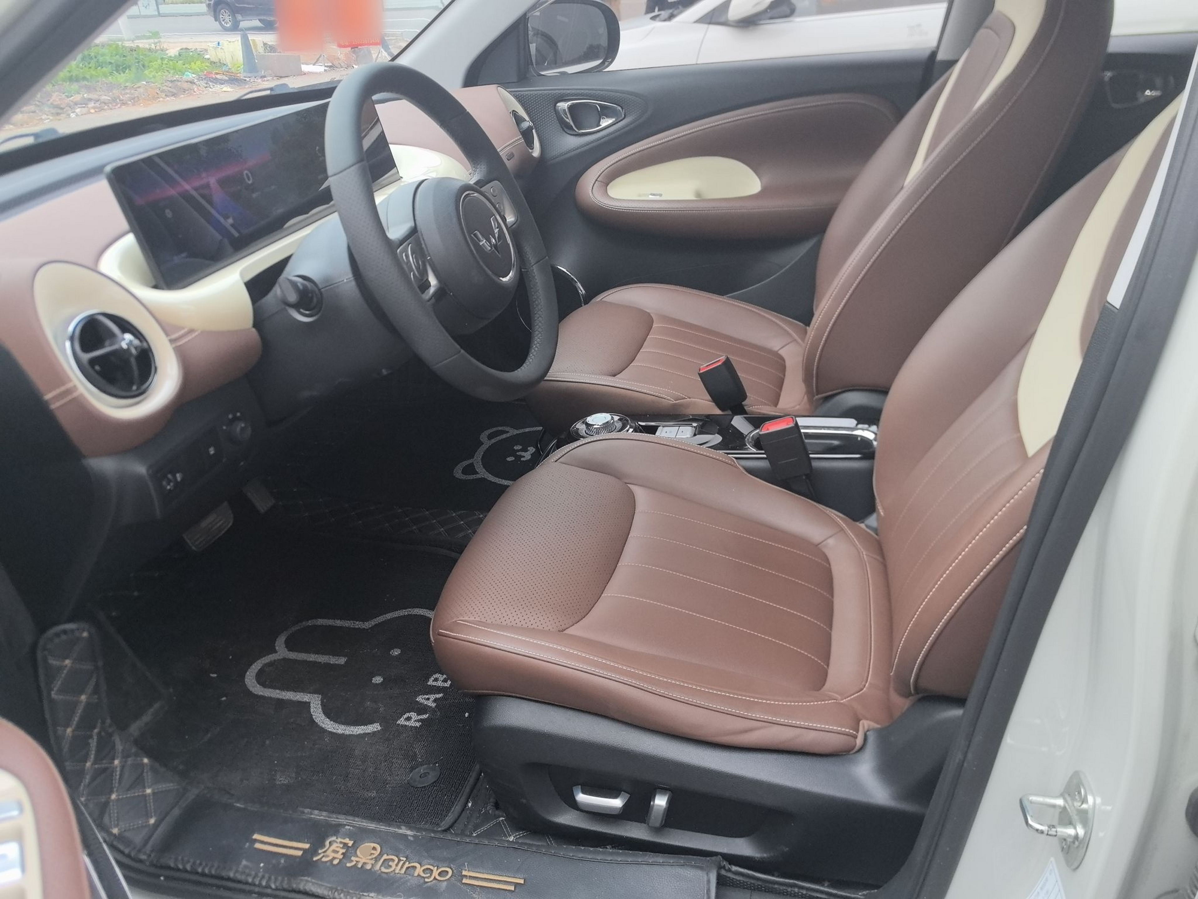 المقاعد الأمامية داخل السيارة