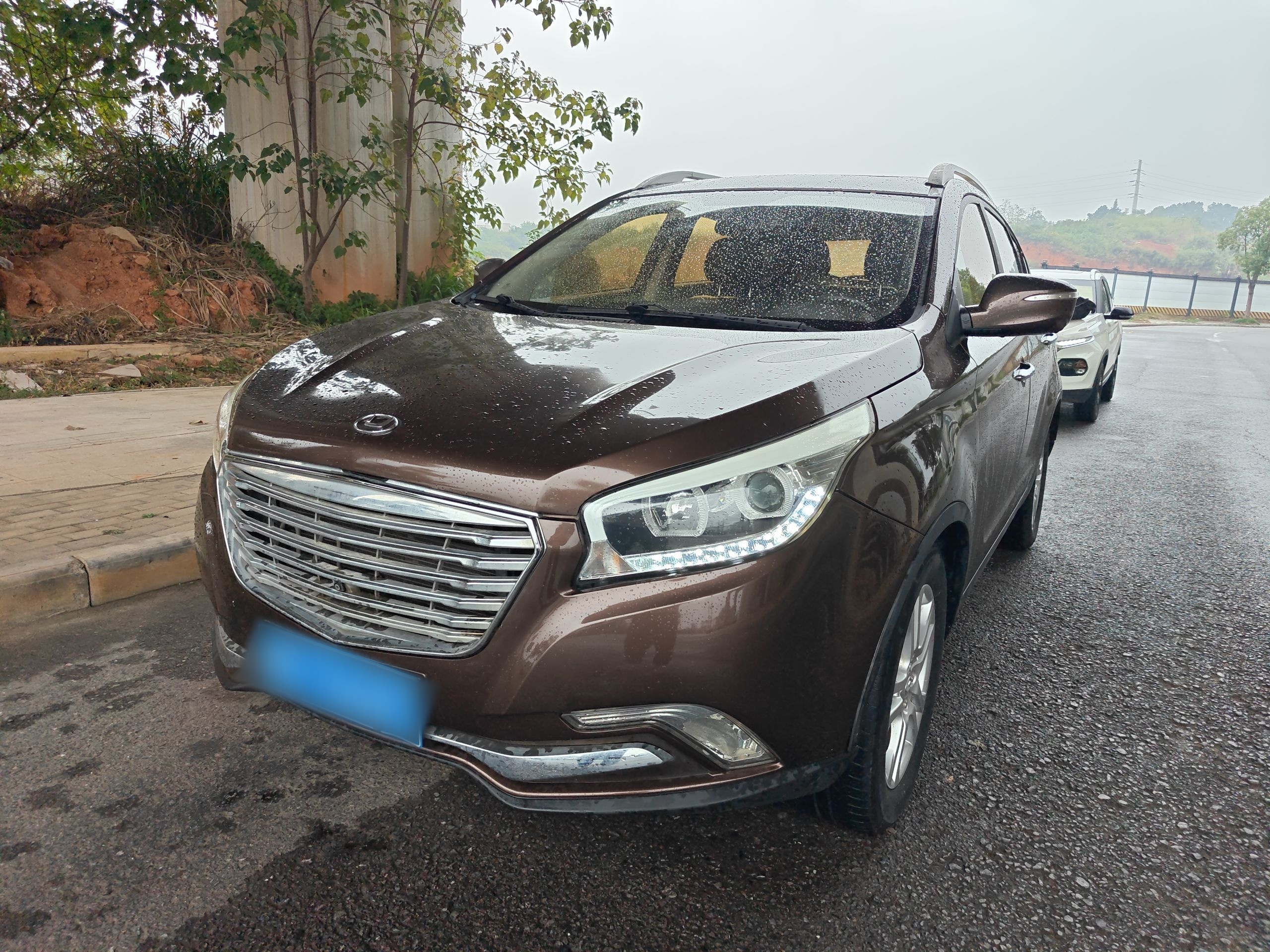 Под передней частью автомобиля