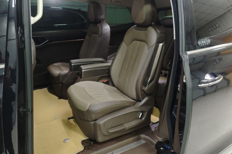 Used Volkswagen Viloran 2023 380TSI Luxury Edition Left Rear Seat