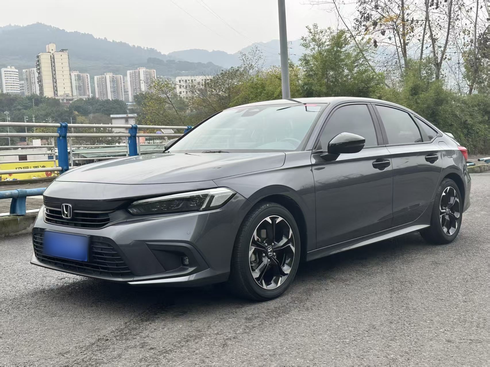 Под передней частью автомобиля