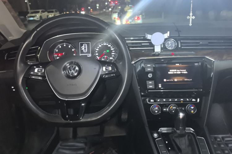 Used Volkswagen Magotan 2019 330TSI DSG Luxury Version China VI Standard Center Console