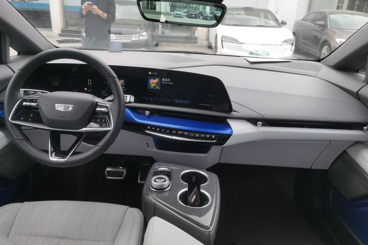 Used Cadillac OPTIQ 2024 Standard Range Version Center Console