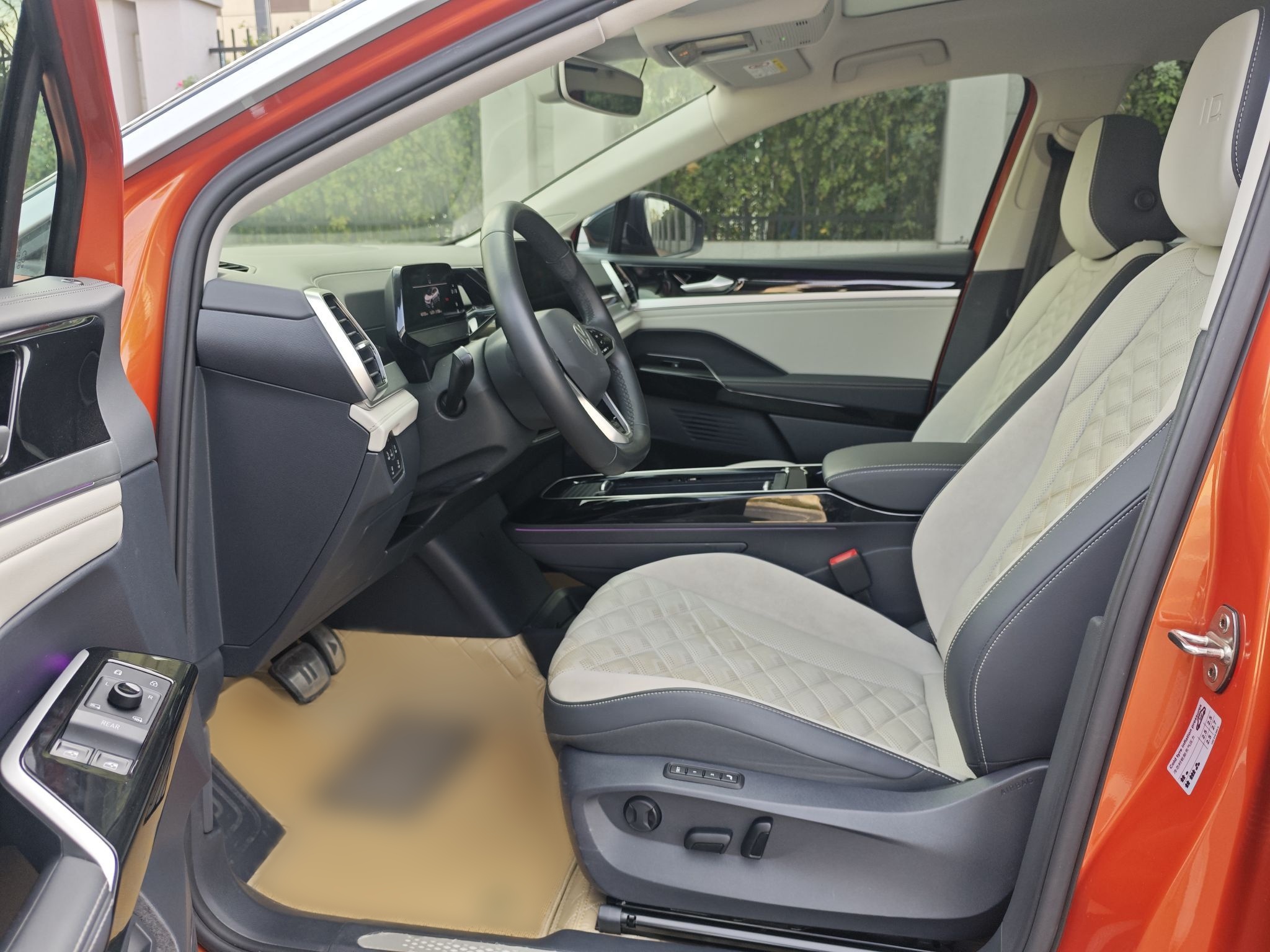 المقاعد الأمامية داخل السيارة