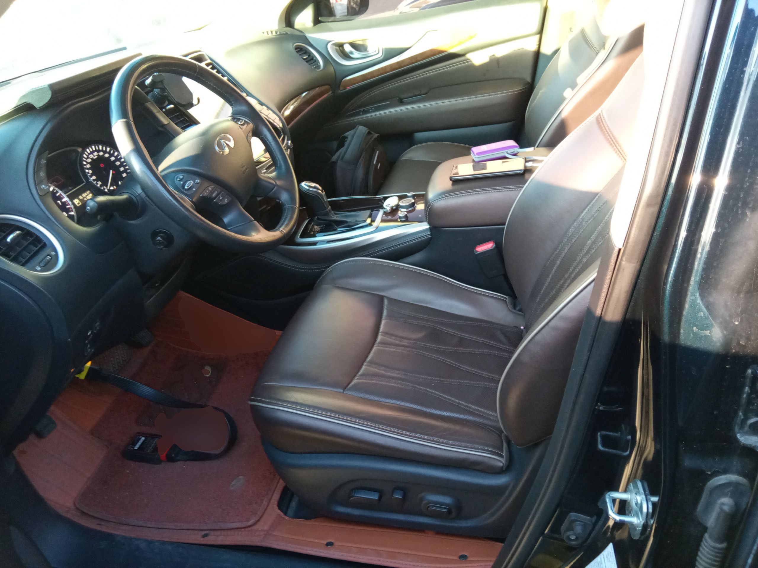 المقاعد الأمامية داخل السيارة