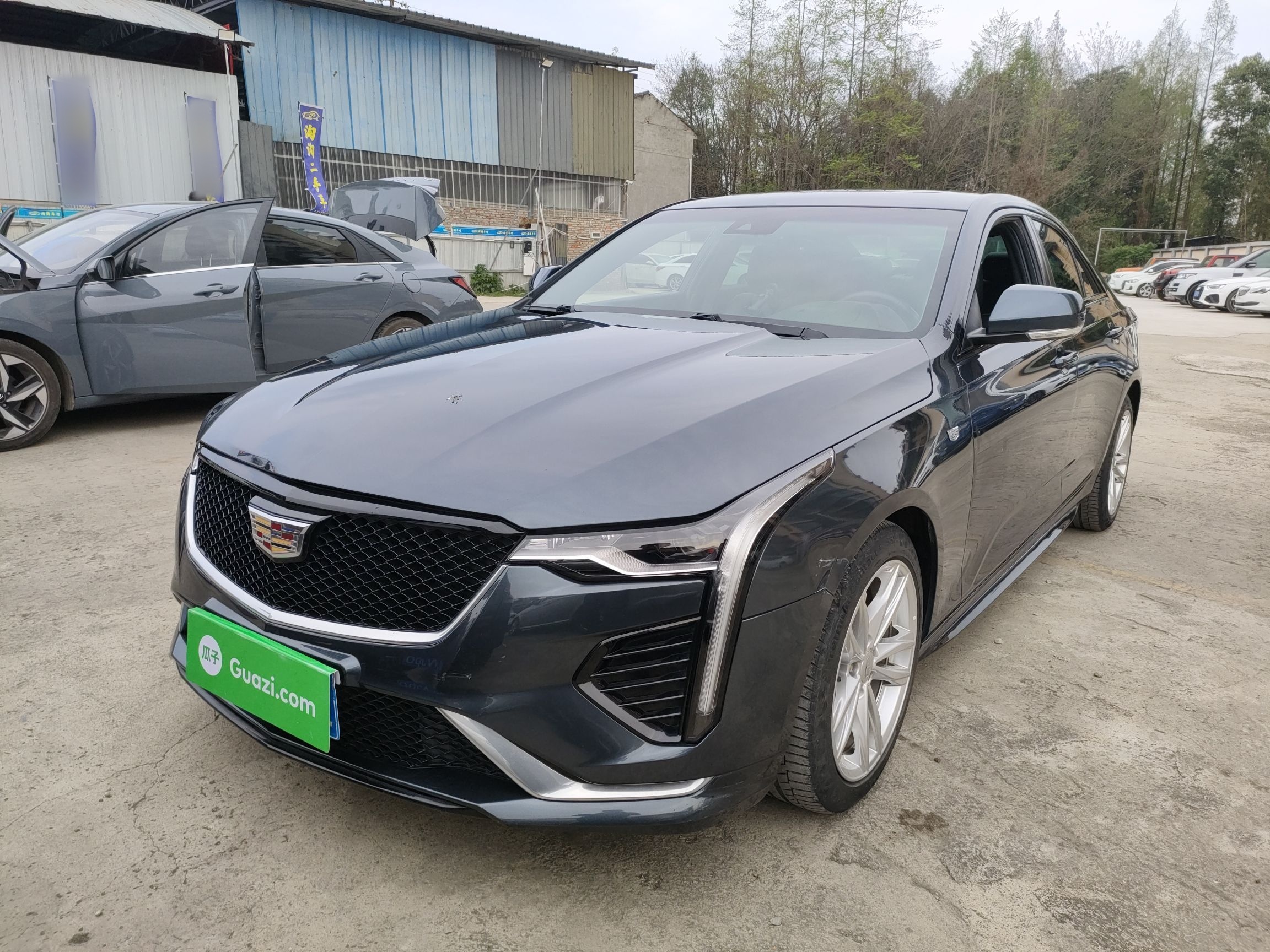 Под передней частью автомобиля