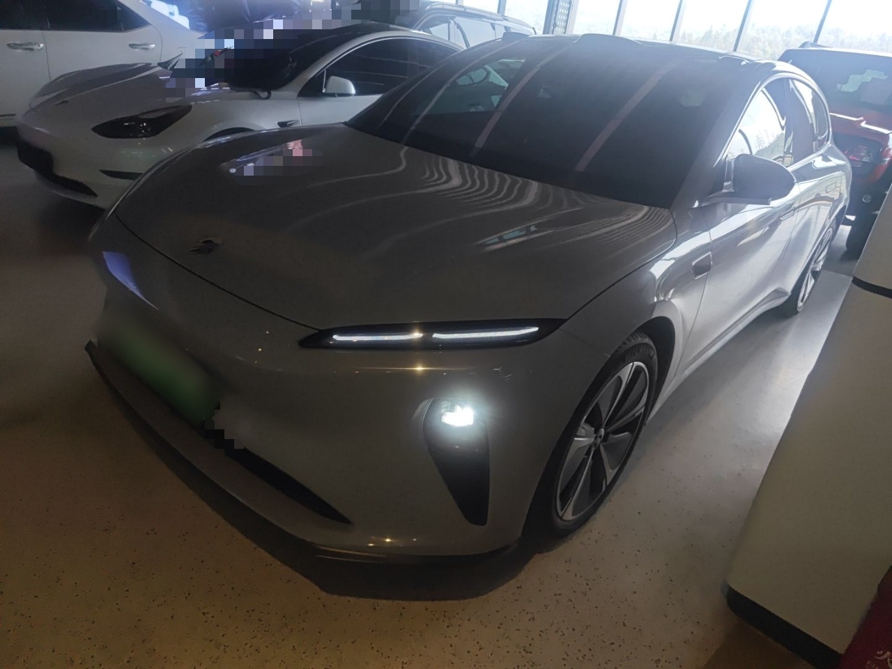 Под передней частью автомобиля