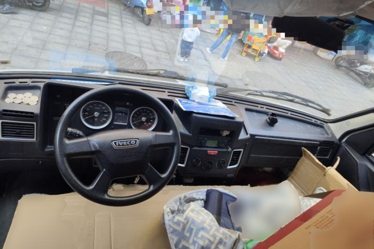 Used Iveco Daily 2017 2.5T A35 Passenger Van 5-7 Seats Model 47Z5 Center Console