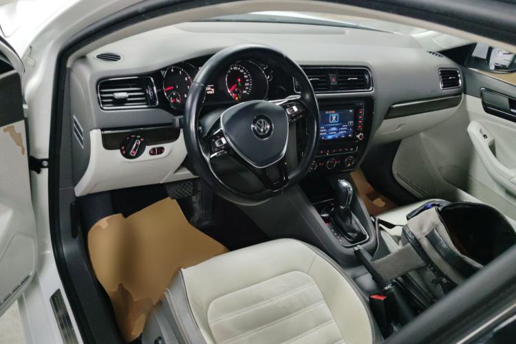 Used Volkswagen Sagitar 2015 230TSI Automatic Luxury Model