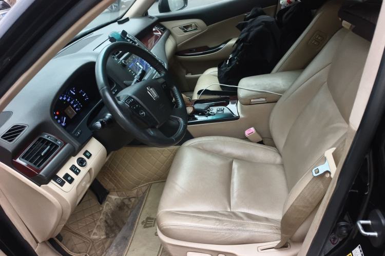 Used Toyota Crown 2011 2.5L Royal Special Edition with Leather and Sunroof
