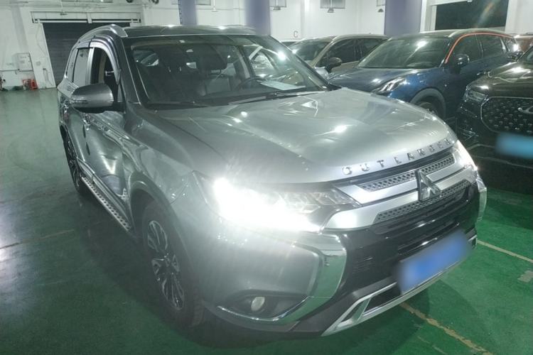 Used Mitsubishi Outlander 2019 2.4L 4x4 Zhi Xiang Edition 5 Seats China VI Standard
