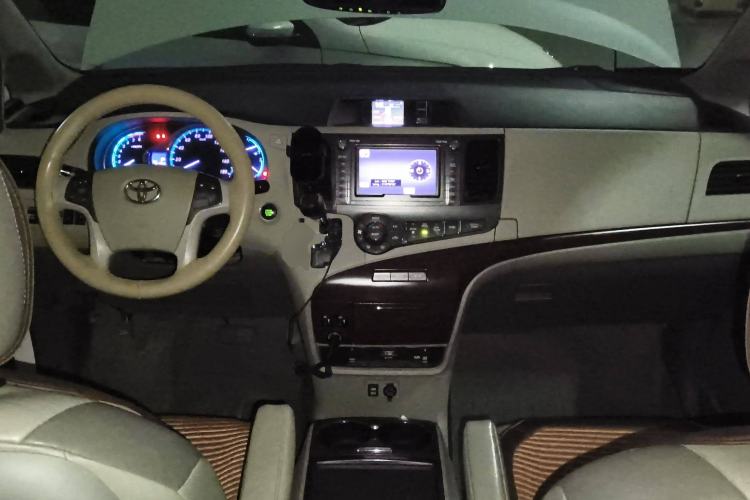 Used Toyota Sienna 2014 3.5L Four-Wheel Drive LE U.S. Specification